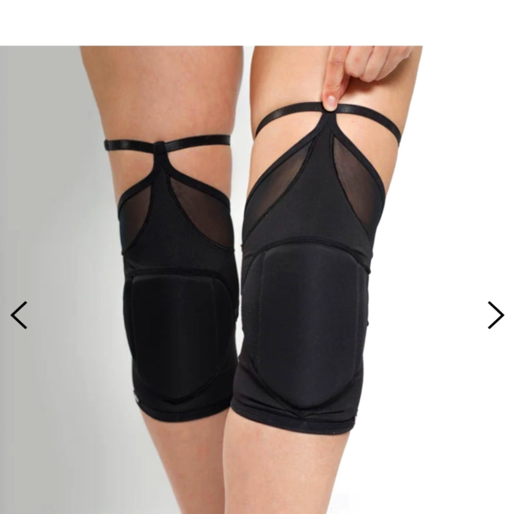 Queen wear classic black kneepads medium